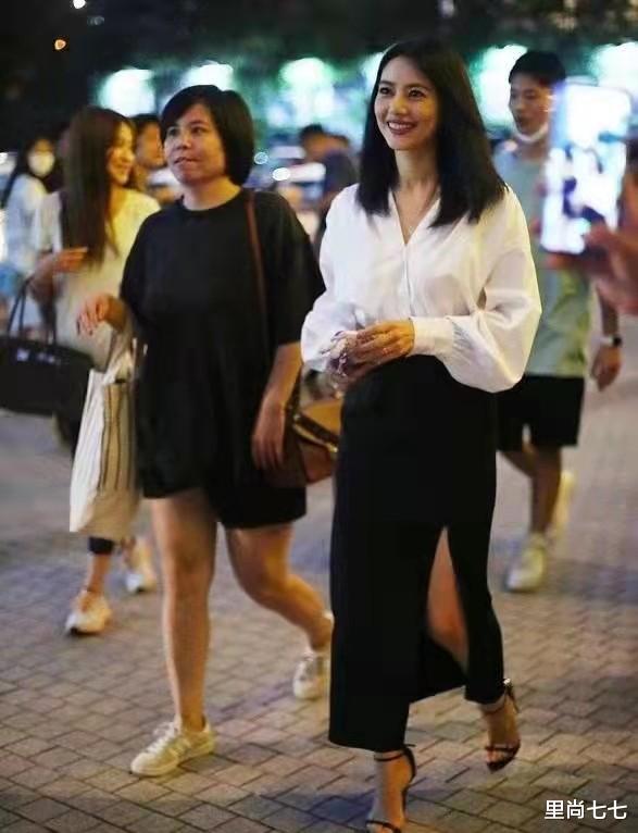 |看完女神高圆圆的穿搭,终于知道为何有夺妻之仇,黑白穿搭超优雅