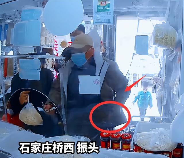 大爷买馒头多次耍赖,找零后迅速藏10元再讹10元