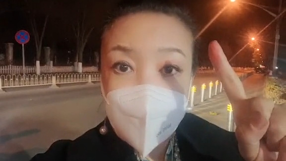 汪小菲|汪小菲妈妈张兰深夜现身派出所报案，表态将追究到底