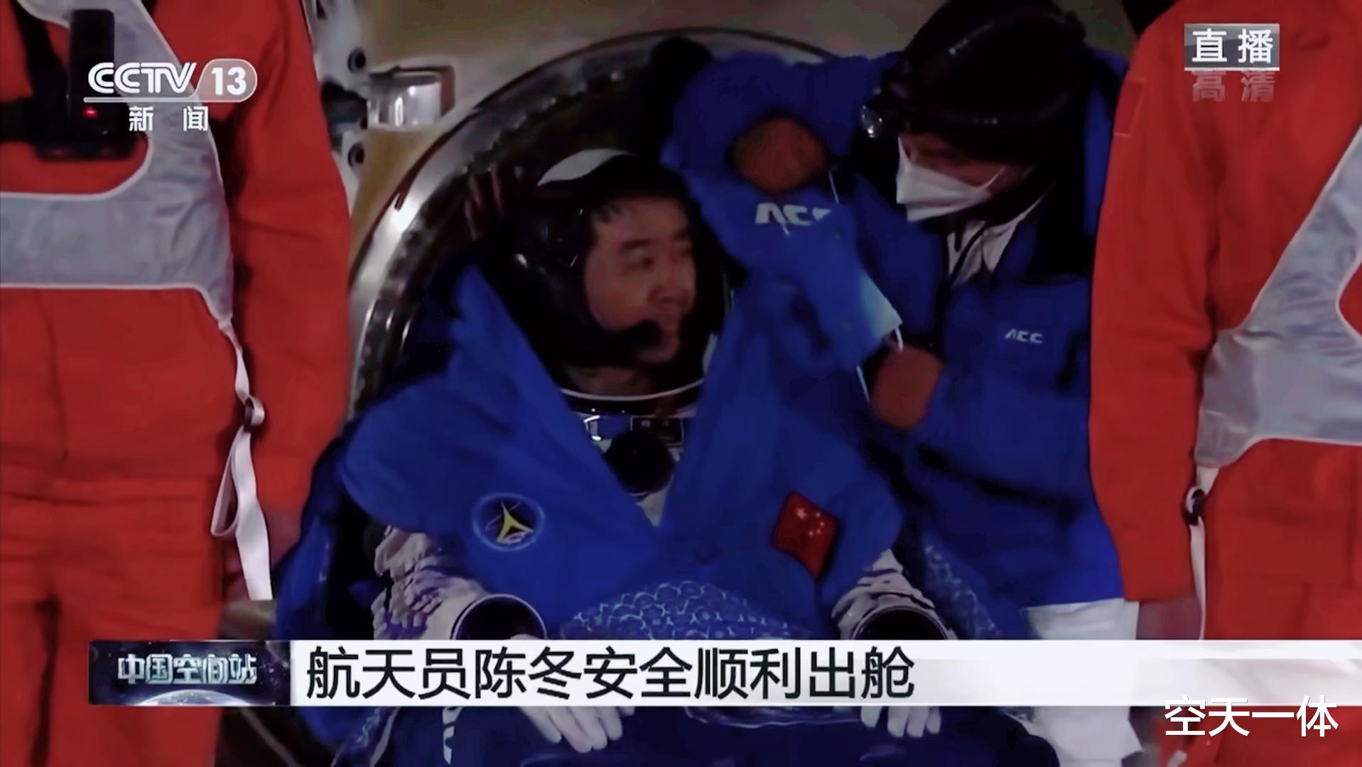 我国航天员戴口罩，被人取笑？看美俄宇航员嘴上戴的是啥？