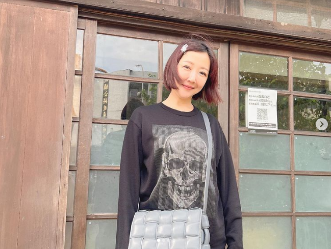 张家辉|49岁余皓然晒18岁嫩照!超强逆龄+逆天长腿