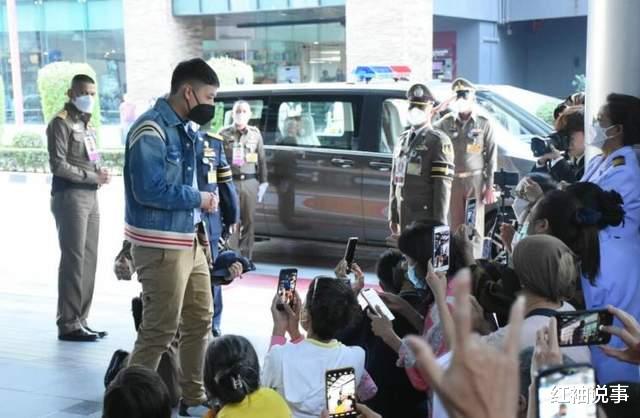 西拉米|16岁提帮功开始发力,连轴转出席慈善公务,真替苏提达捏一把汗