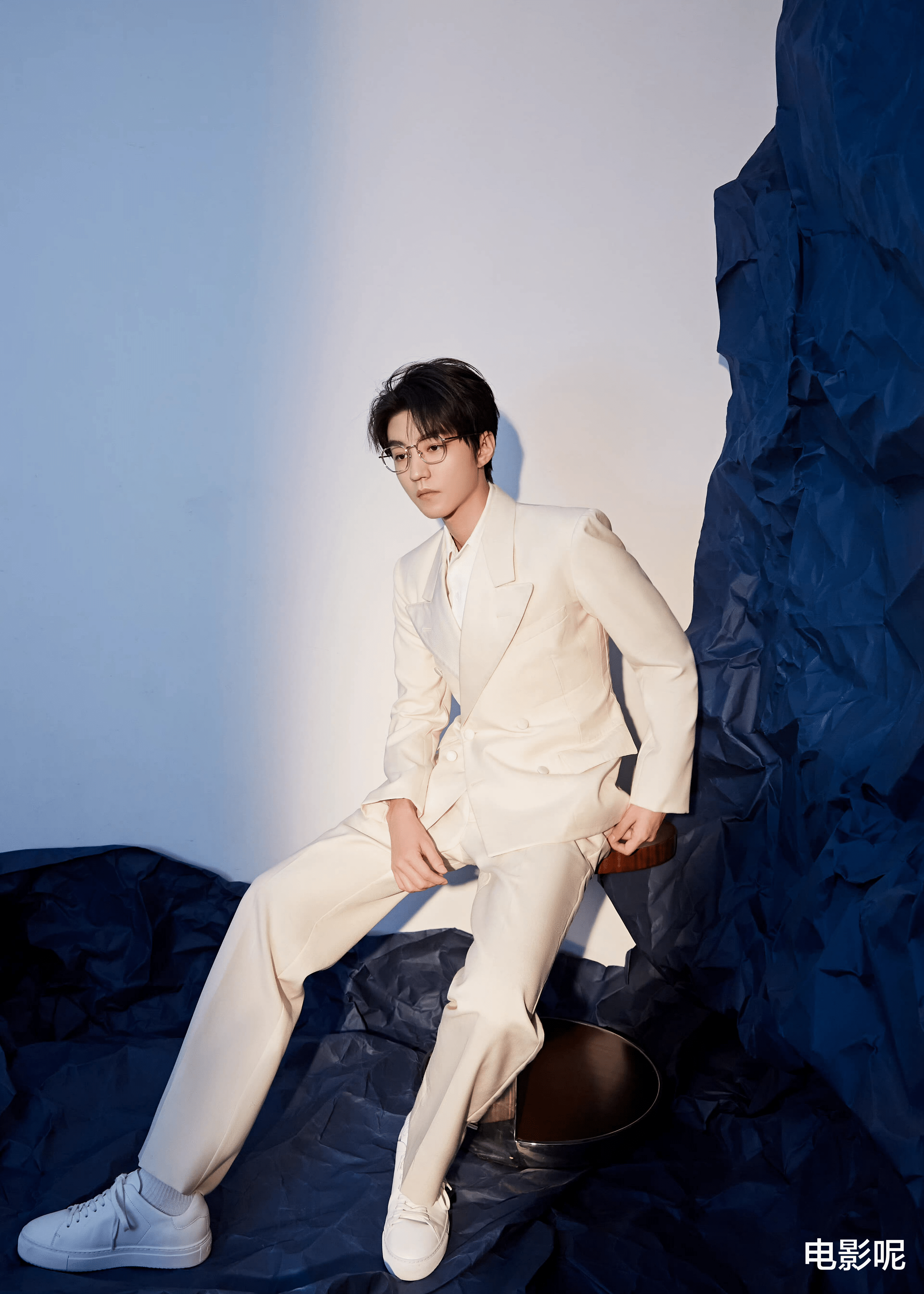 王俊凯|王俊凯最新行程，一袭米白色西装做客直播间，金句与笑料不断