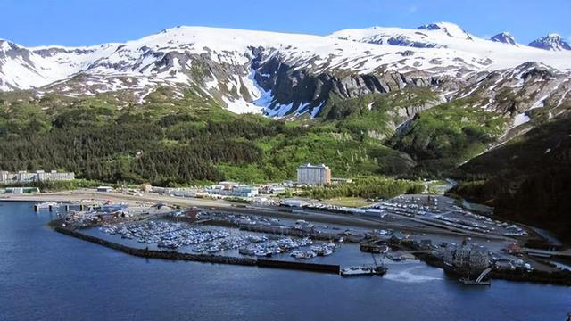 警察|世界上最孤独的小镇，整个小镇只有一栋楼，300多人同住