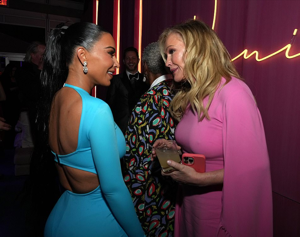 金·卡戴珊|金卡戴珊走红毯又把人美到了，紧身蓝裙化身“蓝精灵”，身材太好无赘肉