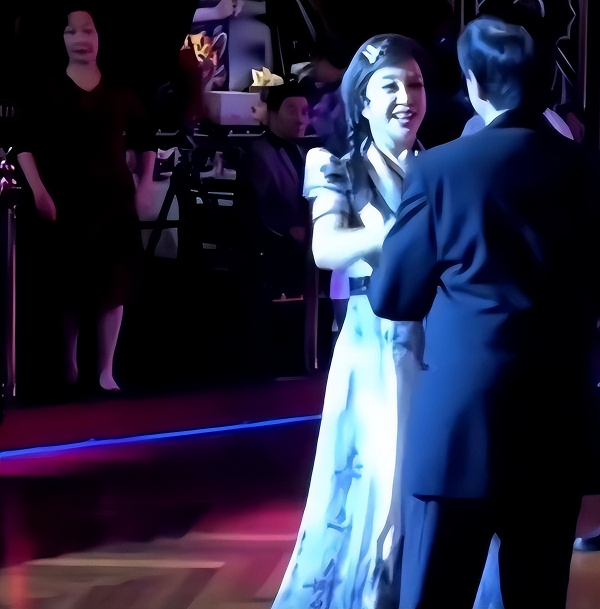 刘晓庆|70岁刘晓庆与男子热舞庆生,皮肤浮肿科技感满满,像是戴了面具