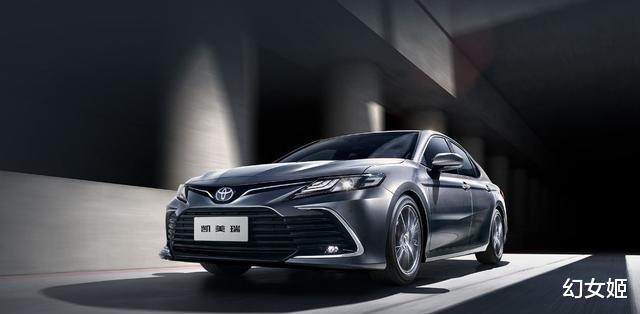 押宝4款新车型竞争B级王位!2022款丰田凯美瑞购车指南,咋买合适