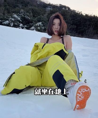 张大奕|网红聂小雨冬天穿包臀裙、半露香肩现身超市，网友：卖弄风骚