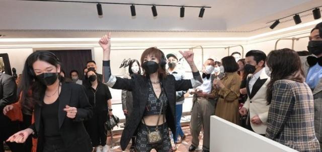 张曼玉|郭富城罕见晒和影坛大咖合照,张曼玉穿西装细腰抢镜,精气神在线