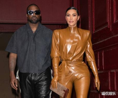 金·卡戴珊|卡戴珊离婚后首晒照，穿粉色紧身衣秀身材，前夫后悔离婚发文挽回