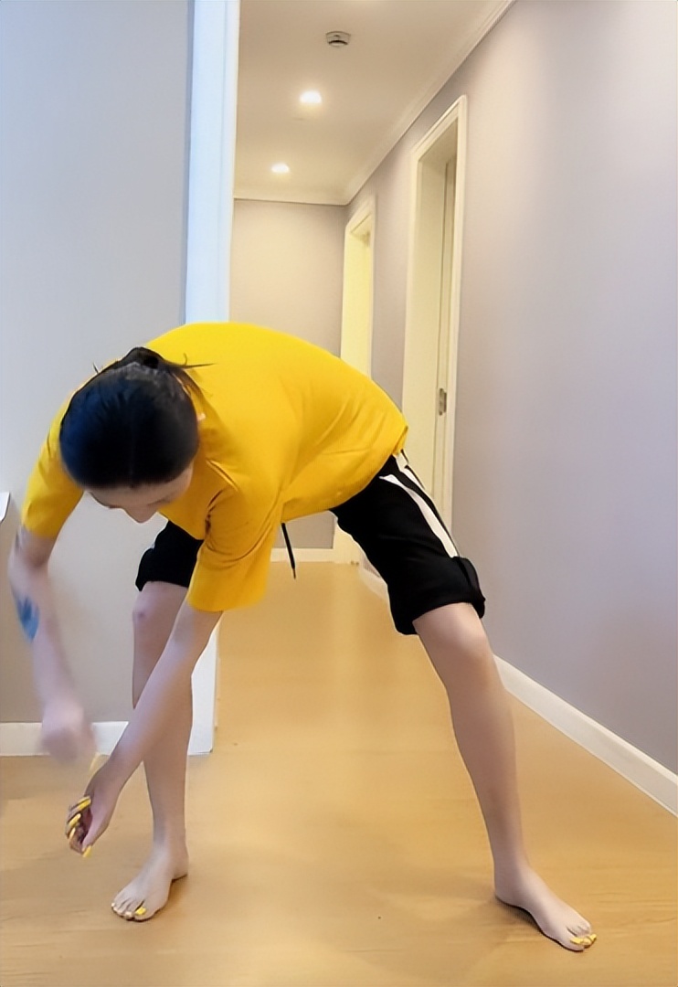 葛荟婕|汪峰前妻葛荟婕说方言录视频,戴大金链子染金发,太亮眼了