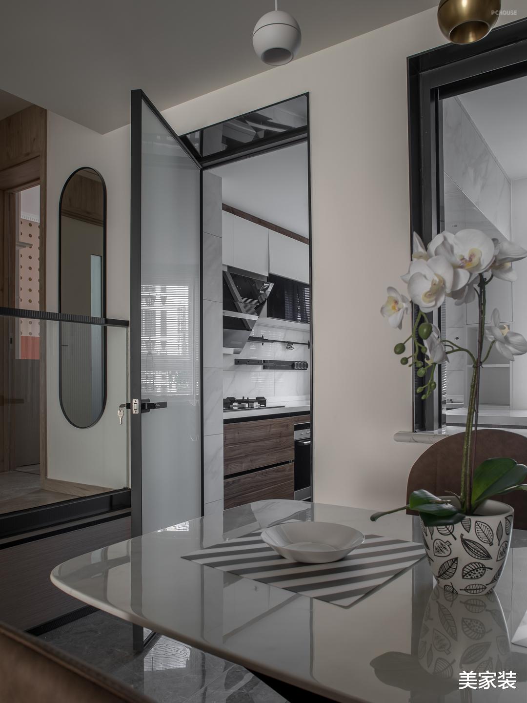 半深色半复古调的家,每一处都很完美,舒适又自然