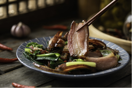 建议中老年人,少吃烧烤和腊肉,尽量多吃这5样,清热解腻更健康