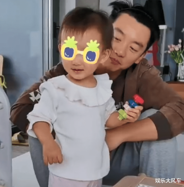 苗苗|苗苗首晒出女儿正脸照，挺孕肚为老公做热狗，待产包已准备就绪