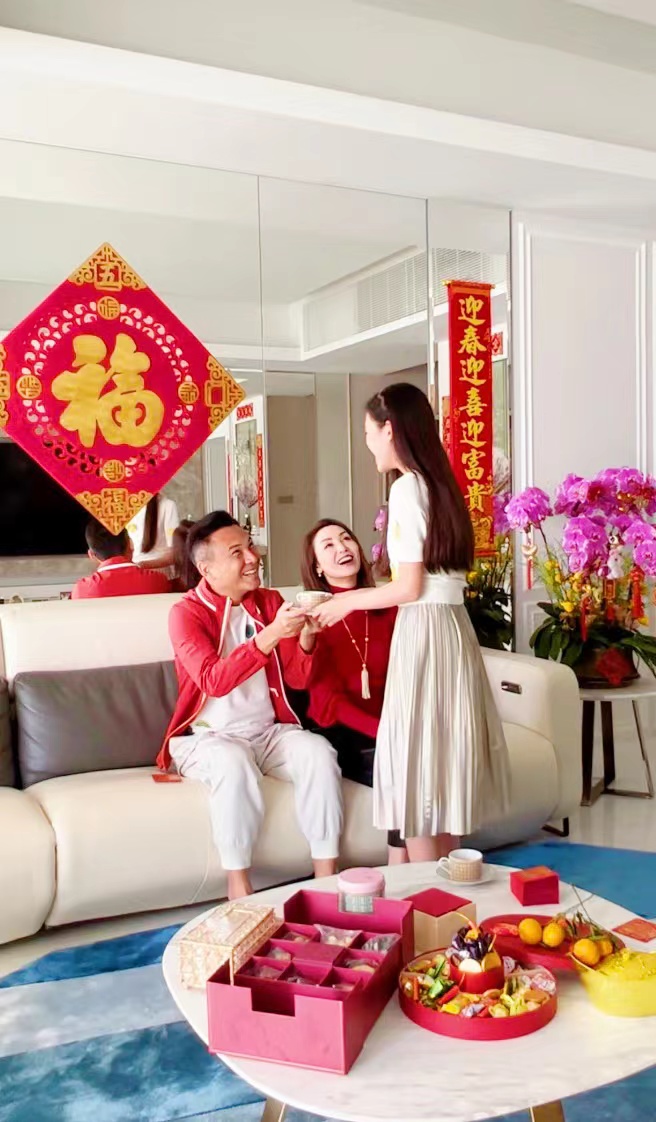 郭可盈|郭可盈春节晒全家福,13岁女儿为父母敬茶,豪宅装修曝光敞亮大气