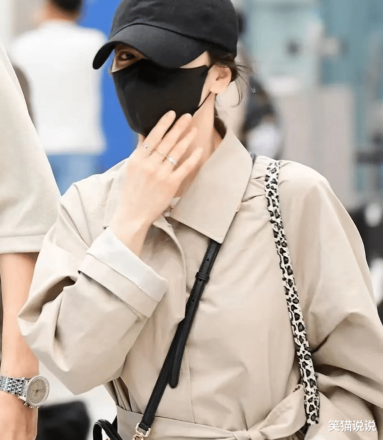 减脂 宋慧乔风衣低调亮相回国机场，最新活动图释出好美，闺蜜晒合照好有青春感！