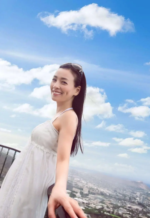 张庭|张庭女儿晒近照模样大变，身材高挑皮肤黝黑，数亿豪宅曝光超奢华