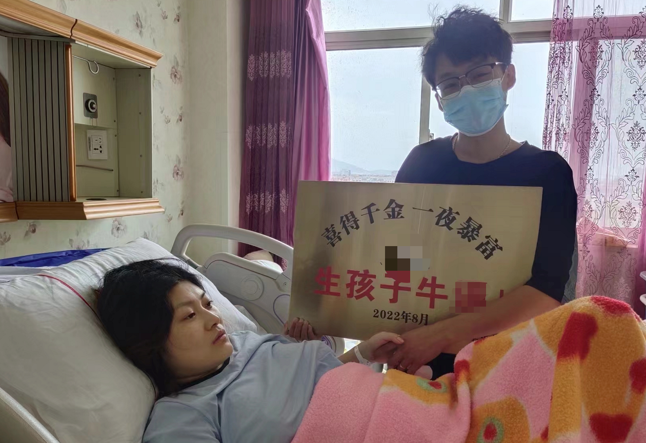 媳妇生完孩子,丈夫送上不锈钢牌匾,丈夫:零花钱只够这个