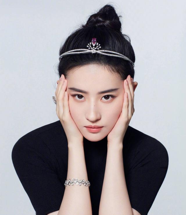 刘亦菲|刘亦菲近照曝光，脸部圆润腰身粗壮显老态，网友：神仙姐姐变了