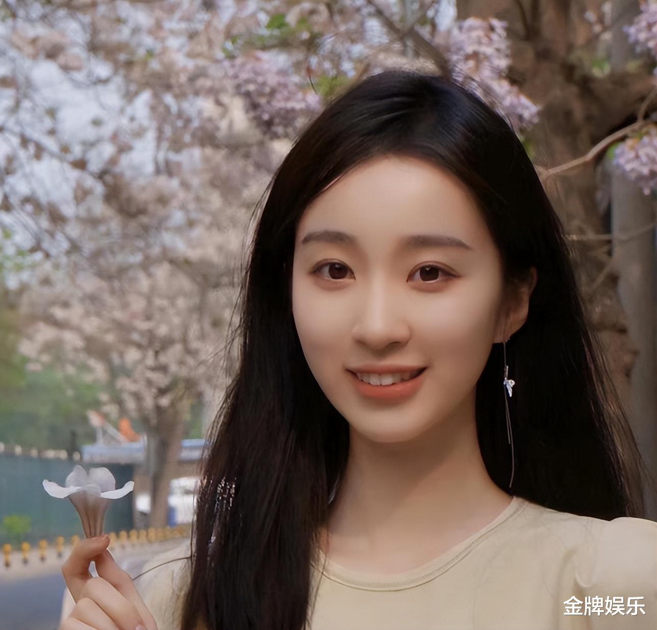 央视|央视开始力捧三位女主持人！董卿之后，谁有希望成为新一姐？