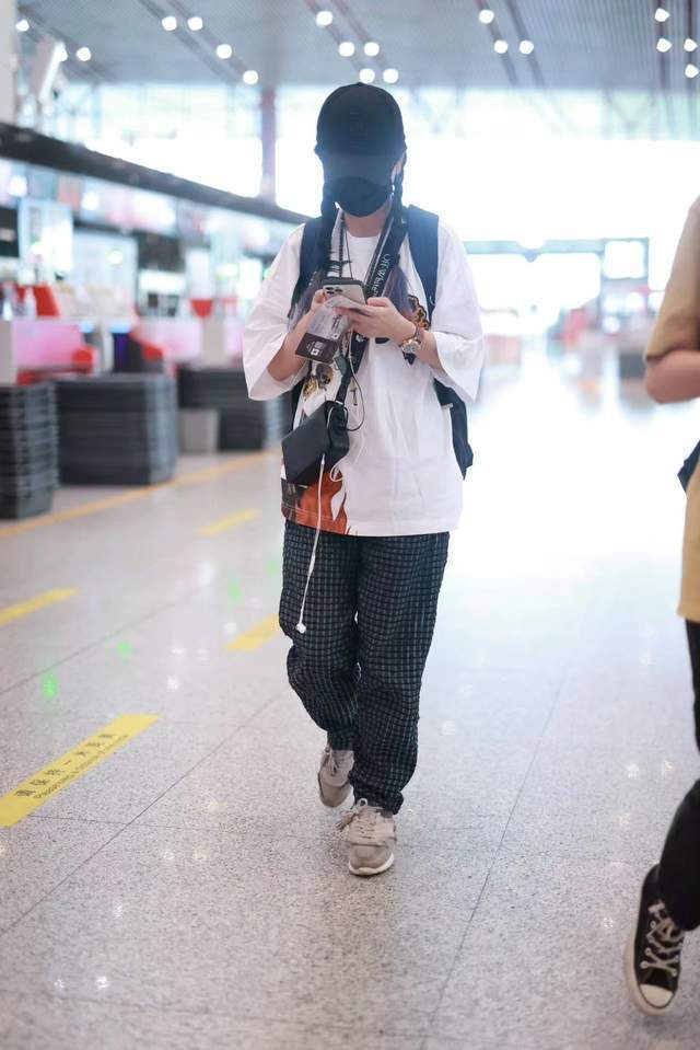 王浩信|赵薇消失近一年后，低调现身机场，新作已被袁泉替代，复出已无望