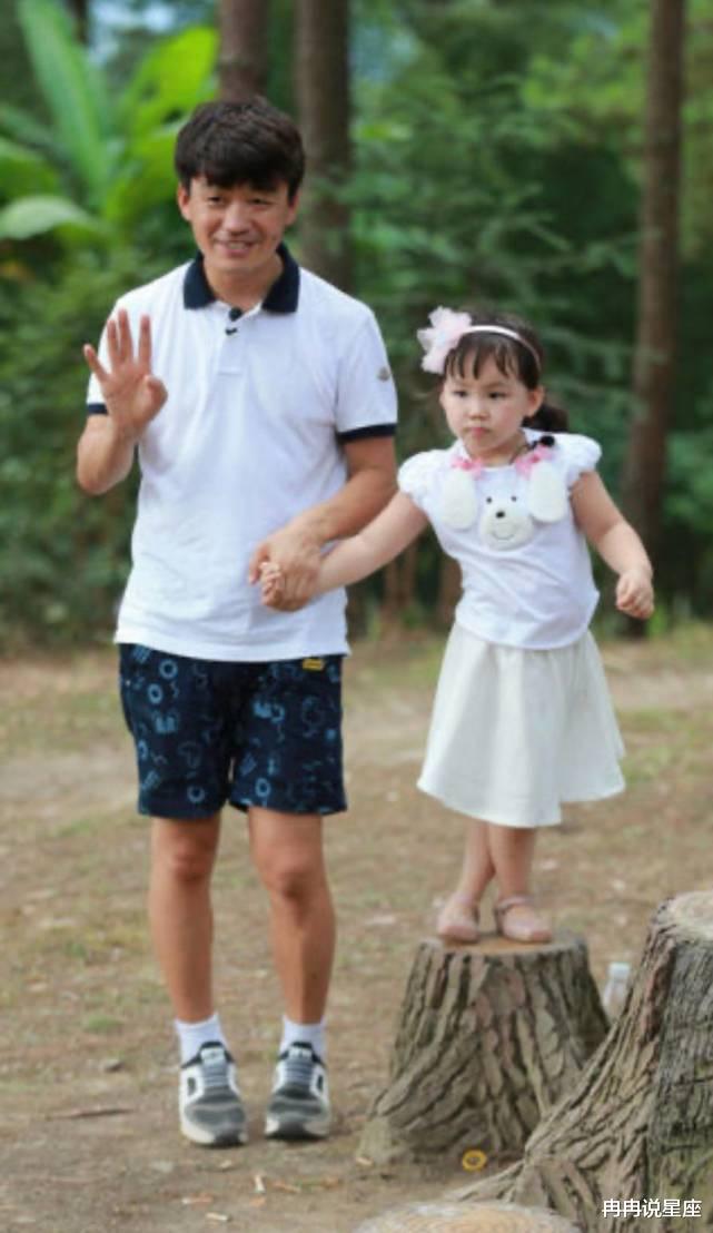 穿衣搭配 王宝强越来越洋气了，穿白衬衫留“飞机头”儒雅绅士，戴眼镜神似汪小菲