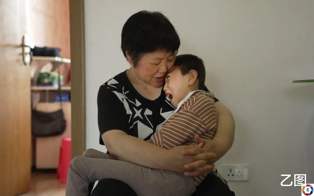 女孩长相奇特家人不安,确诊后天塌了,妈妈离家奶奶成唯一依靠