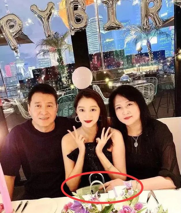 关晓彤|曾经冠名“格格”的关晓彤，如今成为没有底线赚黑心钱的代表