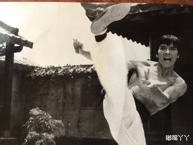 向华强|看了向华强年轻时候的照片，总算明白为啥成龙怕他，关之琳爱他了