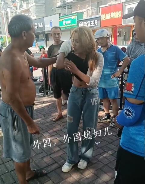 儿媳离家出走,大爷当街抓住死不松手:外国儿媳,害怕跑了