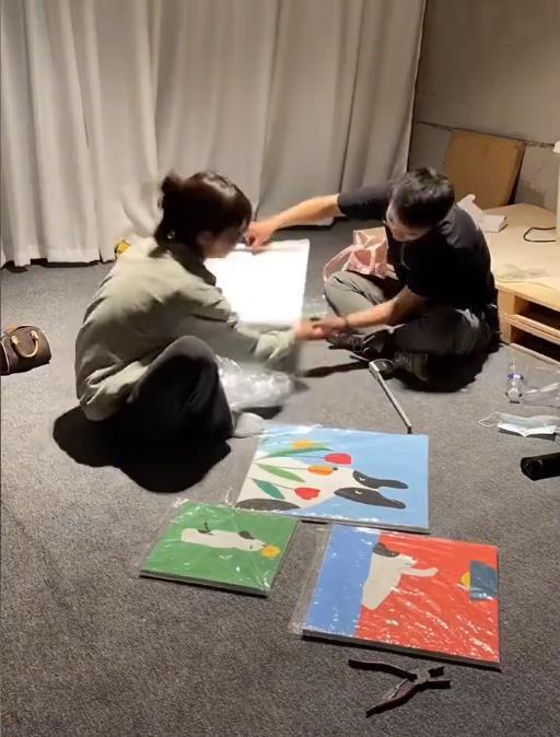 山东一情侣因房贷压力大入住毛坯房，精心打造温馨小窝，网友慕了