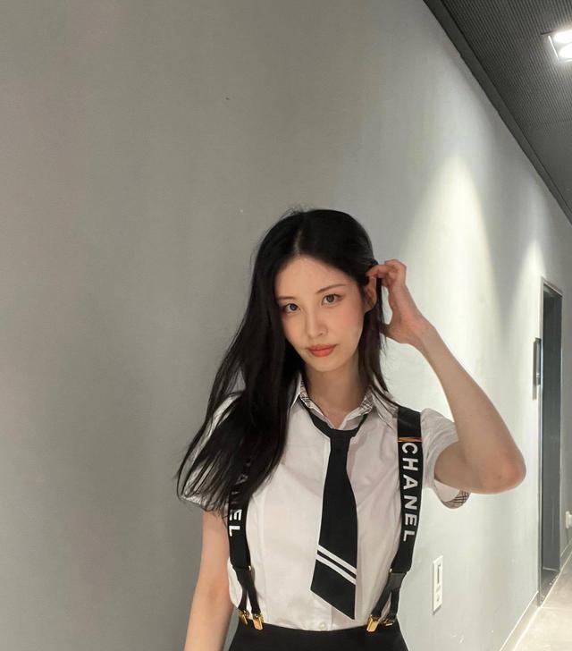 林允儿|林允儿、徐贤穿学生装引热议,韩网友:太漂亮了!