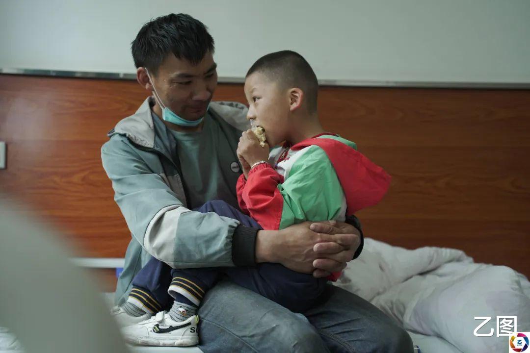 妻子瘫痪三个孩子均患病,男子一月挣一千元养全家,分身乏术