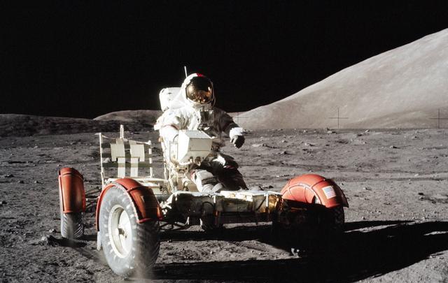 美国登月是假的？NASA发射场遭雷击：险些摧毁几百亿的登月火箭
