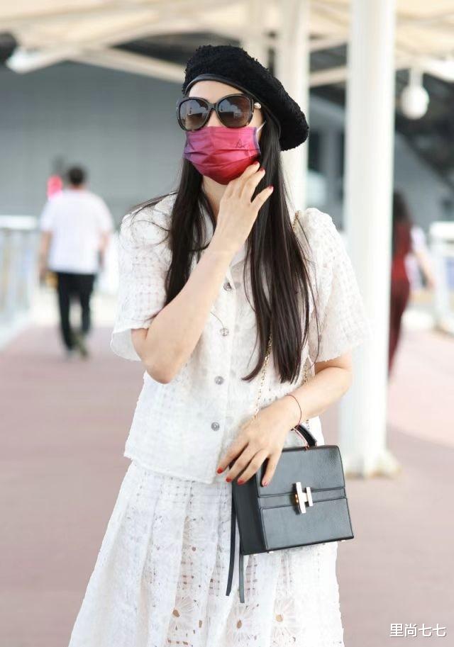 伊能静|伊能静强扮嫩抓老公心，穿一身白很少女，但仪态却藏不住年龄感