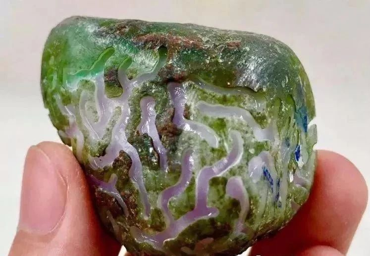 翡翠|春带彩开窗翡翠翡翠原石，一刀切开货主摊倒在地，到底发生了什么？