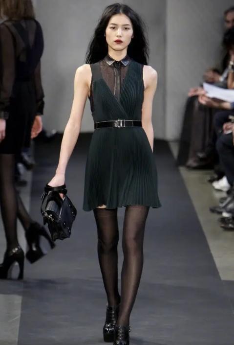 谢娜|小沈阳晒15岁女儿近照,颜值逆袭被夸超模气质,网友:撞脸孔孝真