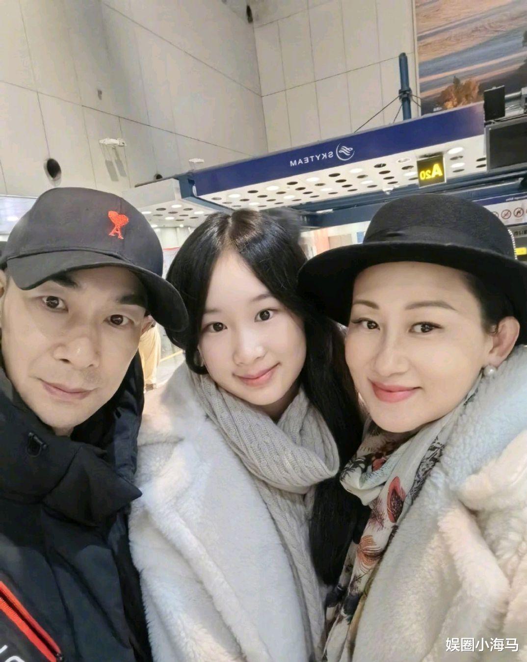 赵文卓|赵文卓夫妇送大女儿出国读书,机场不舍紧紧拥抱,一家人感情深厚