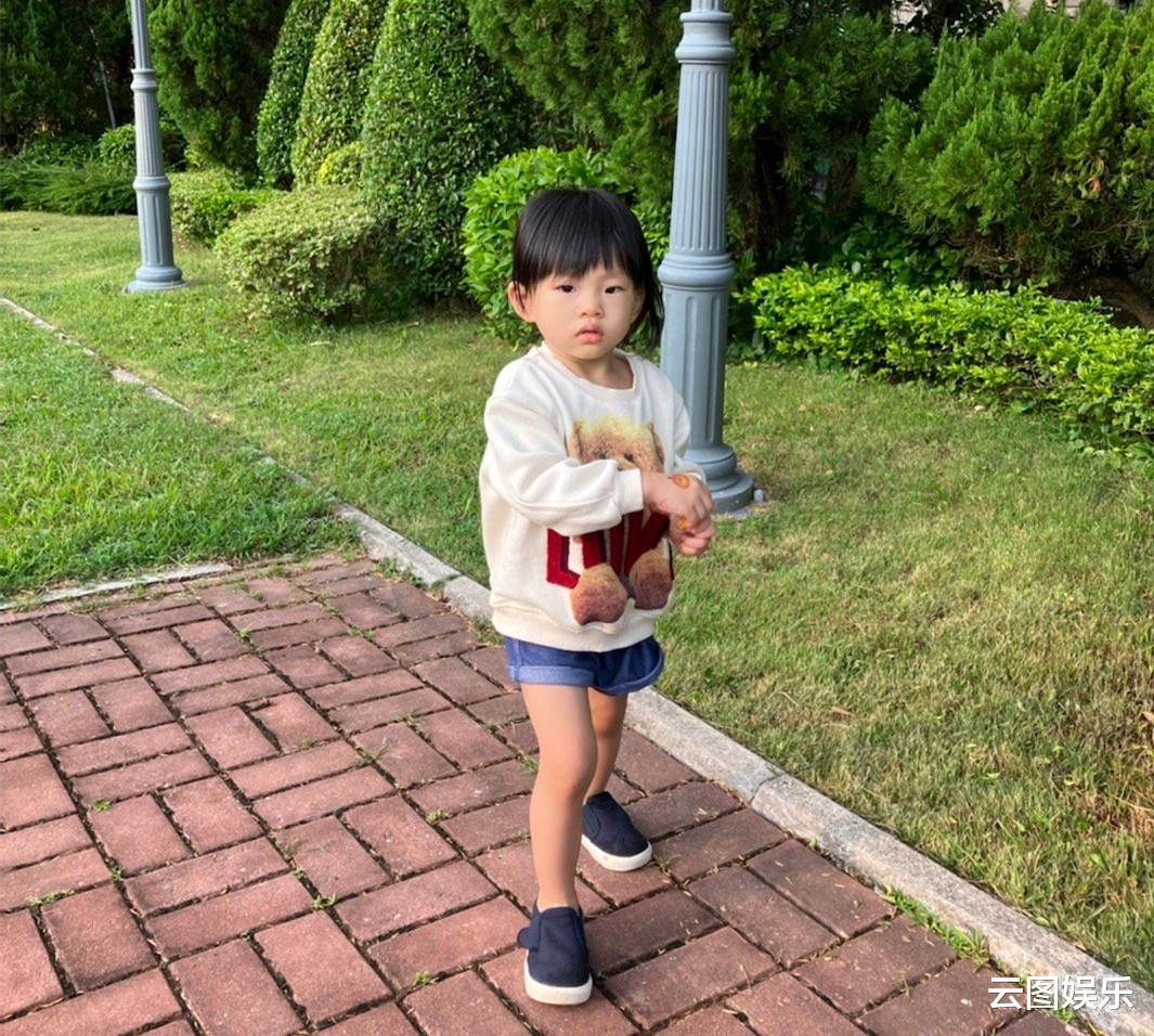 吕方|吕方携2岁女儿踏青!曾扬言不婚不育,58岁想与富婆妻子拼二胎