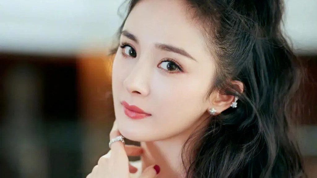 杨幂|曝w姓女星被带走调查，某85花被扯入吴签案，王丽坤、杨幂躺枪