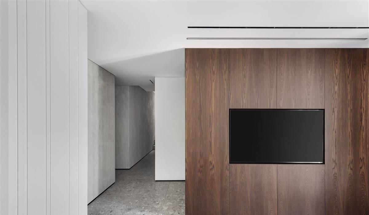 178㎡复式上下2层，装修大气雅致看不出一丝的俗气，大阳台好舒服