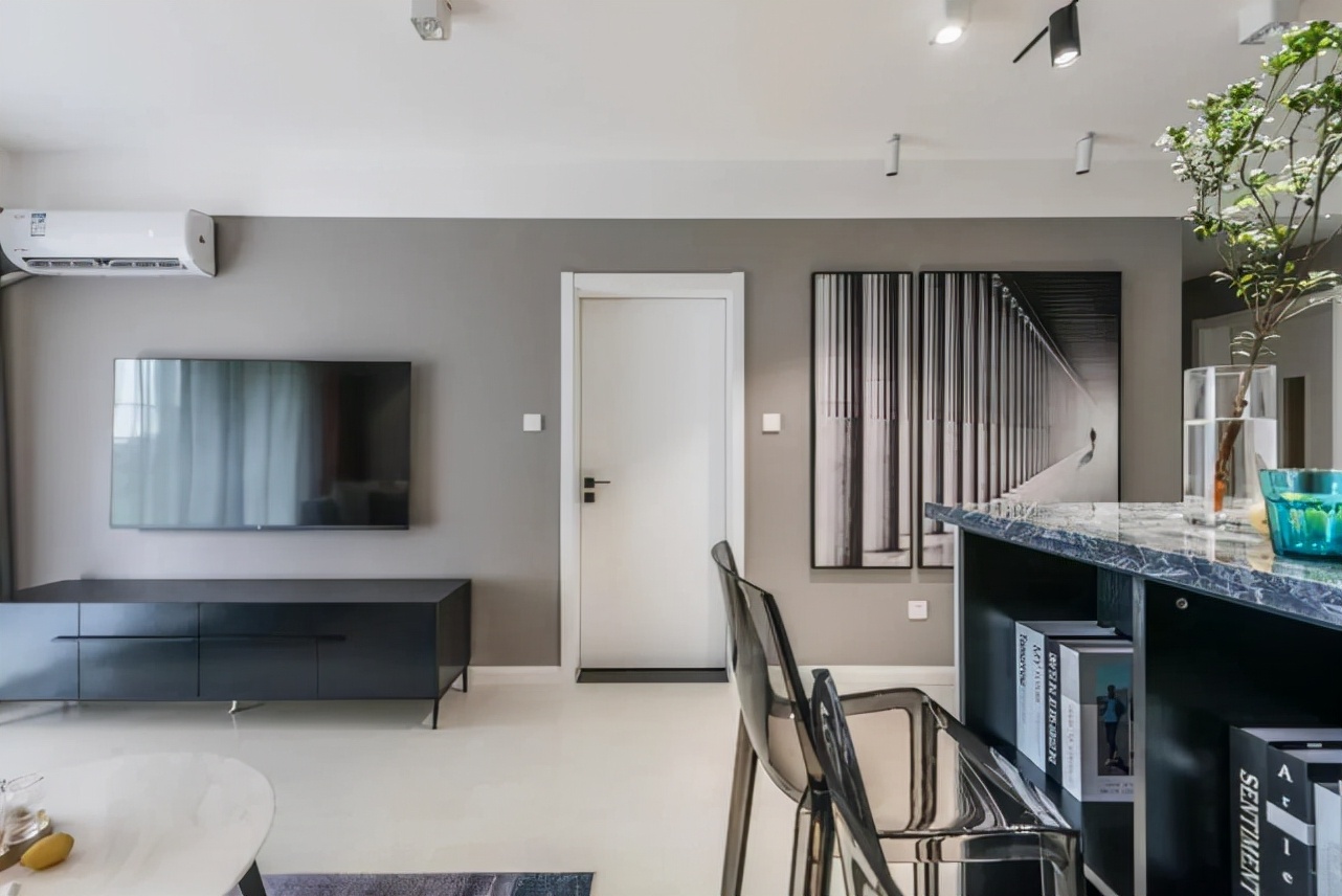 68平现代风二居室，小户型用灰色有挺明亮