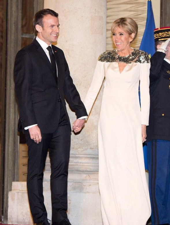 发型 七旬布丽吉特,头发留长烫成卷模仿闺蜜,新年换新发型气质都变了