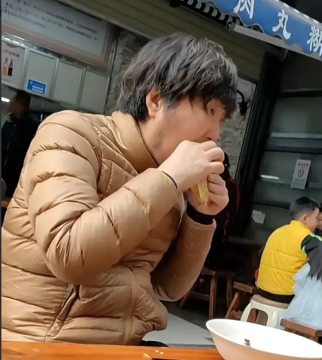 王大治|曝知名演员王大治在西安街头吃早餐,怎么会邋里邋遢成这幅模样?