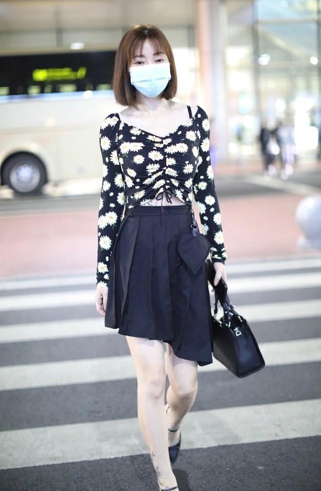 柳岩|柳岩穿衣太招摇了，V领裙高调吸睛，配透视薄纱秀出肉感身形