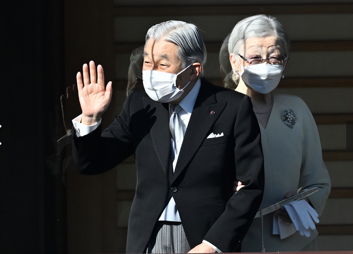 日本皇室齐聚阳台见民众!爱子公主穿的旗袍?和民众打招呼女神范