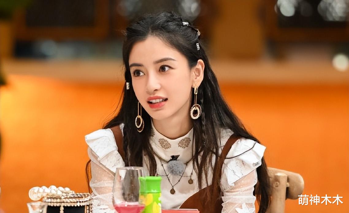 周星驰|60岁周星驰冲浪滑水兴致高，被扒是钞能力运动，一小时花费两三千