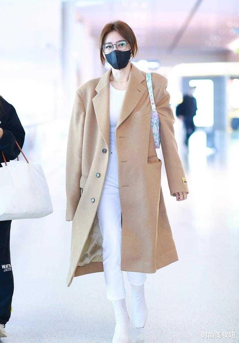 秦岚|秦岚颜值高又会穿，大码驼色大衣配白色内搭，高级又显气场