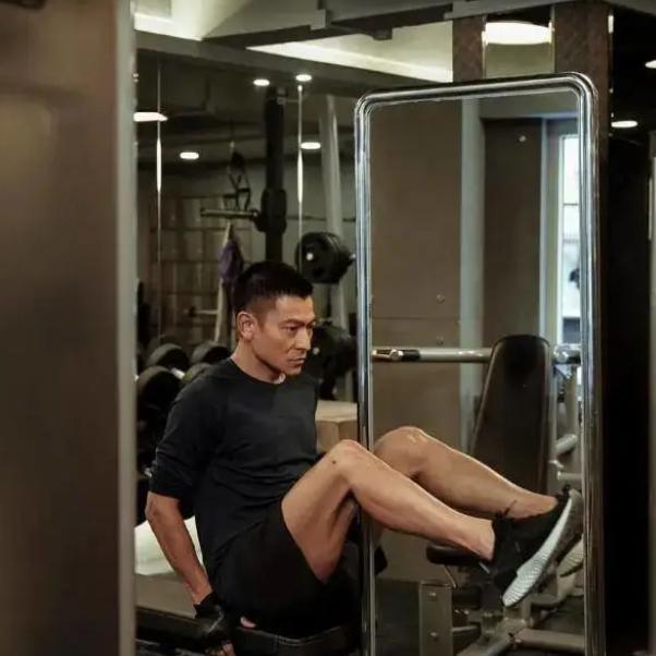 张艺兴|老年男星太自律,71岁张艺谋每天跑五公里,66岁张丰毅坚持打篮球