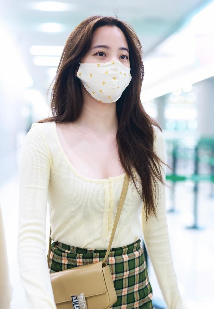 欧阳娜娜|欧阳娜娜身材真有料，紧身衣下事业线尽显，可爱又迷人